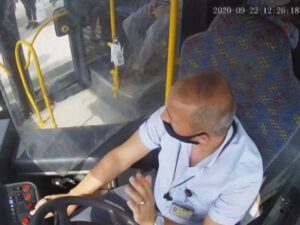Sürücü avtobusa maskasız minən sərnişini bıçaqladı – VİDEO