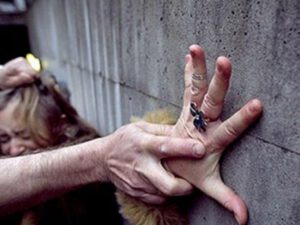 Neftçalada azyaşlı qızla cinsi əlaqədə olan şəxs onun çılpaq şəkillərini yayıb?