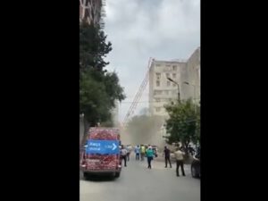 SON DƏQİQƏ! Bakıda kran binanın üstünə aşdı, yaralılar var – VİDEO