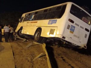 Bakıda sərnişin avtobusu qəzaya uğrayıb – FOTO