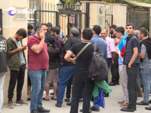 Vətəndaşlar cəbhəyə getmək üçün axın edir – QÜRURVERİCİ GÖRÜNTÜ – VİDEO