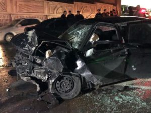 Bakıda qəzaya uğrayan avtomobilin sürücüsü zərbənin təsirindən yol kənarına düşərək ölüb – FOTO