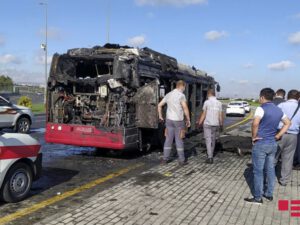 SON DƏQİQƏ! Bakıda sərnişin  avtobusu yandı – Hadisə yerindən video