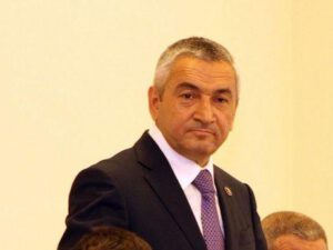 Adil Vəliyevin rayonunda süpürgəçinin də puluna göz dikiblər… – “Övladlarıma necə baxım?”