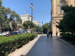 Polis və hərbi maşınlar AMEA Rəyasət Heyəti binasını dövriyyəyə alıb – FOTOLAR