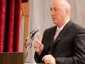 Sahibkarların pulunu verməyən Zakir Fərəcov indi də Türkiyənin bayrağı və şəhid plakatını sökdürür – VİDEO