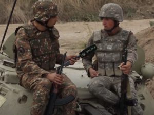 Cəbhə bölgəsində silahla gəzən erməni jurnalisti – FOTOLAR