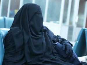 Bakı polisi qara niqabda “kişi” əli olan insanın kimliyini müəyyənləşdirdi – FOTO