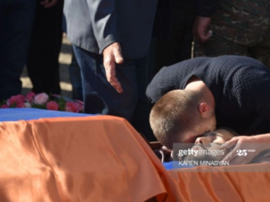 Ermənilər Qarabağda məhv edilən əsgərlərini kütləvi şəkildə dəfn edir – FOTO