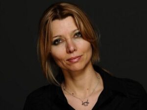 Bu kitab mağazaları da Elif Şafakın kitablarını boykot etdi – FOTO