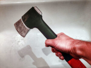 Həbsxana yoldaşını evində baltaladı – Sumqayıtdakı qətlin təfərrüatı