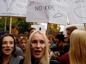 Polşada aborta qadağaya görə etirazlar başladı – FOTO