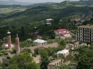 Ordumuz qondarma rəhbərin Şuşada “and içdiyi” binanı darmadağın etdi – FOTO