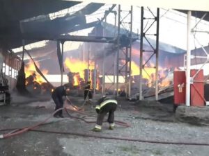 Tərtərin pambıq zavodunda düşmən atəşi nəticəsində başlayan yanğın davam edir – VİDEO