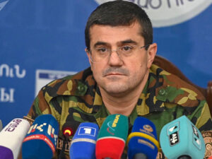 Erməni general separatçı lideri döydü