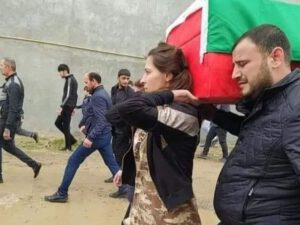 Şəhid ərini çiyinlərində daşıyan qadın – VİDEOREPORTAJ
