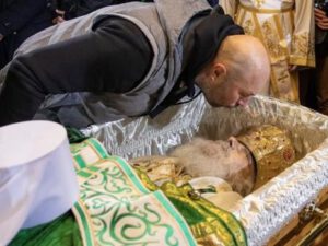 Kilsədə məsuliyyətsizlik: Koronavirusdan ölmüş din xadimlərini öpmək baha başa gəldi