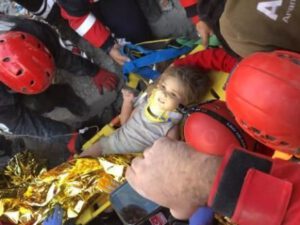 4 yaşlı qız 90 saatdan sonra xilas edildi