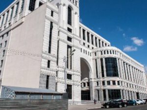 Ermənistan XİN rəhbərinin müavini də istefa verdi