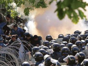 İrəvan QARIŞDI: Hökumət binasına basqın edildi