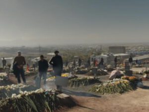 İrəvanda xalq AYAĞA QALXDI: Hərbi qəbiristanlıqda etiraz aksiyası – VİDEO