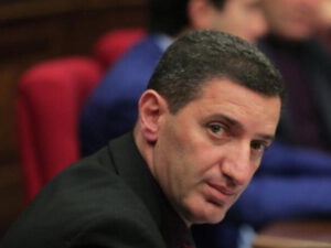 Erməni deputat Paşinyanı YIXIB-SÜRÜDÜ: Oğlum 20 gündür ki, müharibədədir və…