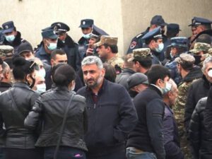 İtkin düşən erməni əsgərlərin valideynləri nazirliyə axışdı – FOTO