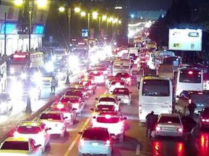 Bakıda bəzi ərazilərdə tıxac yaranıb: Avtobuslar gecikir – SİYAHI
