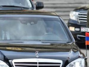 Paşinyanın avtomobilinə yumurta atan etirazçı: Nikol, sən satqınsan, istefa ver