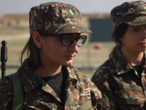 Ermənistanın hərbi rəhbərliyi eynəkli qadınları belə cəbhəyə göndərir – FOTOFAKT