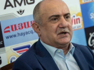 Babayan istefa verdi