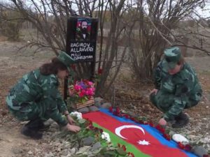 Əfsanəvi komandirin zabit qızları illər sonra atalarının Ağdamdakı məzarını ziyarət etdilər – VİDEO