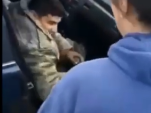 Anası evinə geri dönən qazimizin qarşısında diz çökdü – ÜRƏK DAĞLAYAN VİDEO