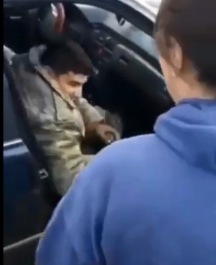 Anası evinə geri dönən qazimizin qarşısında diz çökdü – ÜRƏK DAĞLAYAN VİDEO Anası evinə geri dönən qazimizin qarşısında diz çökdü – ÜRƏK DAĞLAYAN VİDEO