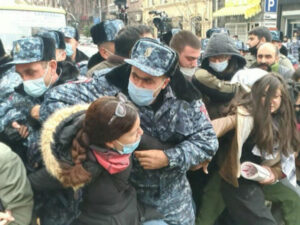 Ermənistan ÇALXALANIR: xalq ayağa qalxıb, YOLLARI BAĞLADI – VİDEO