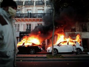 Fransa dağılır: 130 mindən çox adam küçələrə çıxdı