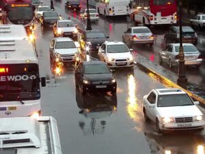 Yağışla əlaqədar Bakıda nəqliyyatın hərəkəti iflic olub – FOTOLAR