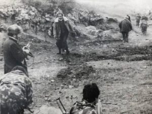 Azərbaycan əsgəri Xocalı cəlladını diri tutdu – FOTOLAR