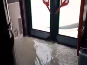 Bakıda avtobusu su basdı – VİDEO