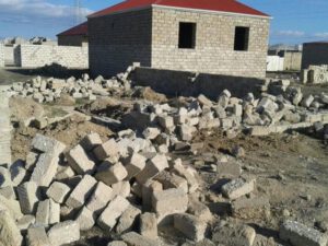 İcra Hakimiyyəti ön cəbhədə döyüşən əsgərin tikilməkdə olan evini söküb – FOTO