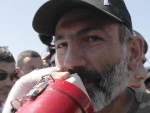 Qəzəbli ermənilər Paşinyanın “BAŞINI” qopardılar – FOTO