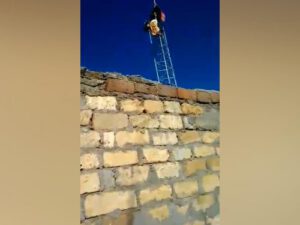 Əsgərlərimiz Ermənistan bayrağını erməninin özünə endirtdirdilər – VİDEO