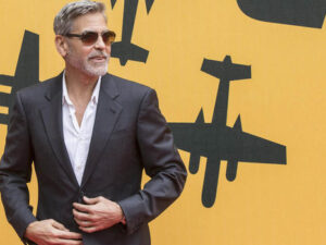 Corc Kluni dostlarının hər birinə milyon dollar hədiyyə etdi