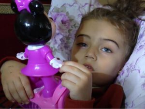 Nobel mükafatçısı Gəncədə valideynlərini itirmiş 3 yaşlı uşağa yardım ayırdı