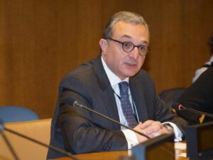 Keçmiş XİN başçısı ailəsini Ermənistandan çıxarır