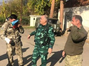 Firdovsi Umudov ön cəbhədə sərhədçilərimizə bayraq təqdim edib – FOTO