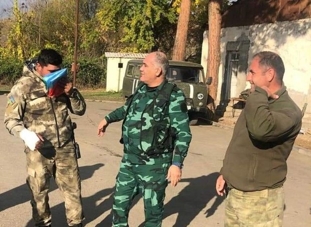 Firdovsi Umudov ön cəbhədə sərhədçilərimizə bayraq təqdim edib – FOTO Firdovsi Umudov ön cəbhədə sərhədçilərimizə bayraq təqdim edib – FOTO