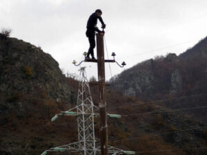 Ermənilər Kəlbəcərdə işıq dirəklərini də dağıdır – FOTO