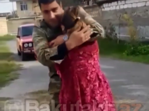 Cəbhədən qayıdan əsgərimizin anası dizin-dizin süründü – ÜRƏK DAĞLAYAN VİDEO