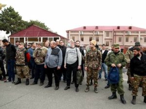 Canlı qüvvəsi tükənən Ermənistan qocalardan ibarət növbəti qrupu cəbhəyə göndərir – FOTO